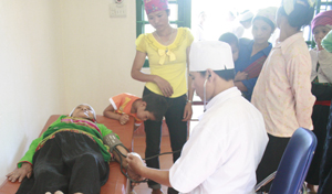 Thực hiện công tác chăm sóc người có công, ngành Y tế huyện Lạc Sơn đã tổ chức khám, cấp phát thuốc miễn phí cho thương - bệnh binh, thân nhân gia đình liệt sỹ tại xã Ngọc Lâu, Lạc Sơn.